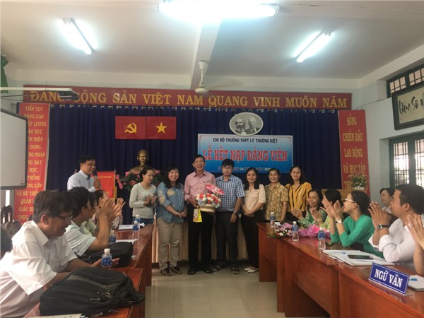 CHIA TAY THẦY BÙI VĂN TỴ VỀ HƯU